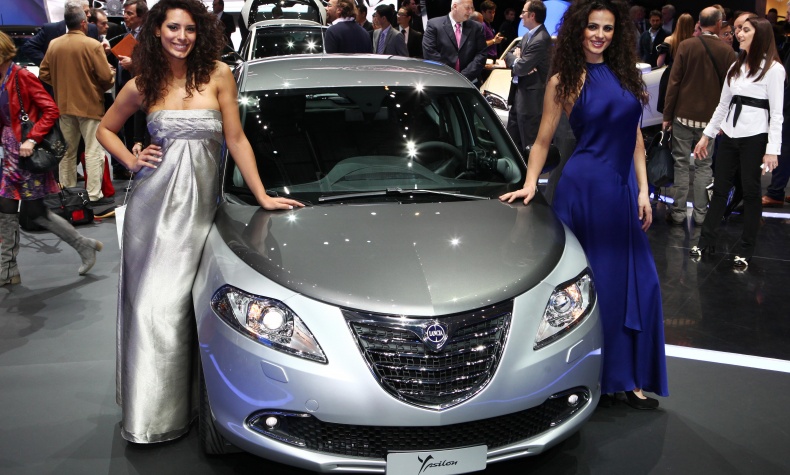 5 Kapılı Yeni Ypsilon Kendi Kendine Park Edecek