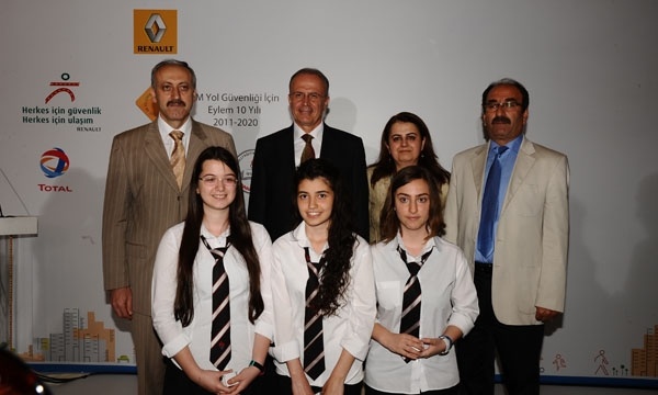 Liseler yol güvenliği için harekete geçti
