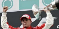 Malezya GP'sini geçen yılın şampiyonu Raikkonen kazandı