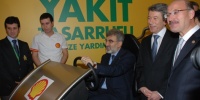 Enerji ve Tabii Kaynaklar Bakanı Taner Yıldız Shell tasarruf simülatörünü kullandı