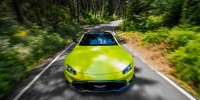 Aston Martin Vantage renklendi