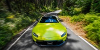 Aston Martin Vantage renklendi