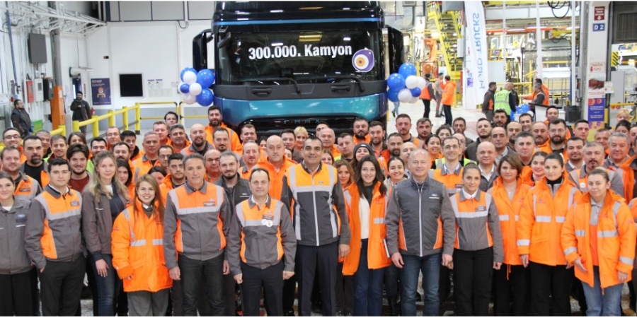 Ford Trucks 300 Bininci Kamyonunu Hattan İndirdi
