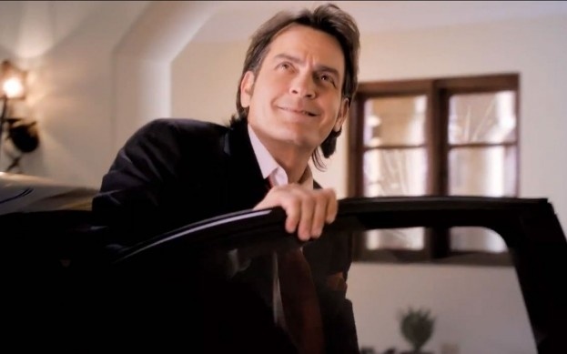 "Yaramaz Çocuk" Charlie Sheen Fiat 500 Abarth reklamında
