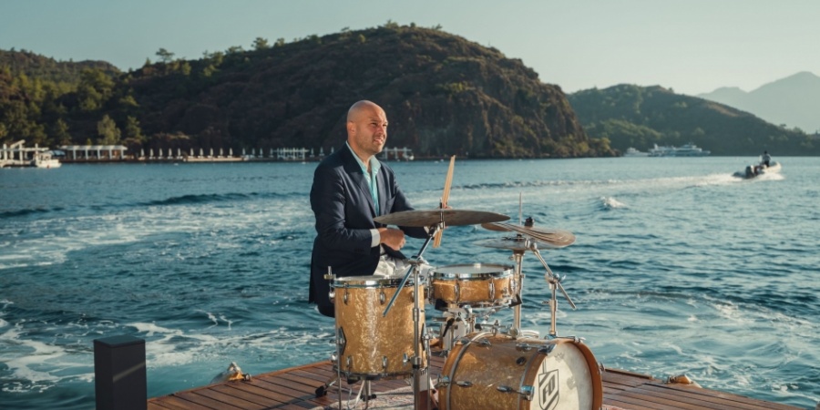 Audi ‘Bir Yolunu Bul’un son konuğu caz bateristi ve besteci Ferit Odman