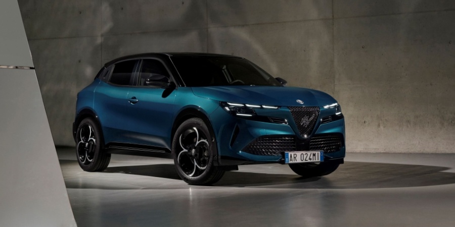 Alfa Romeo Junior IBRIDA'nın Uluslararası Prömiyeri  Paris'de Gerçekleşti