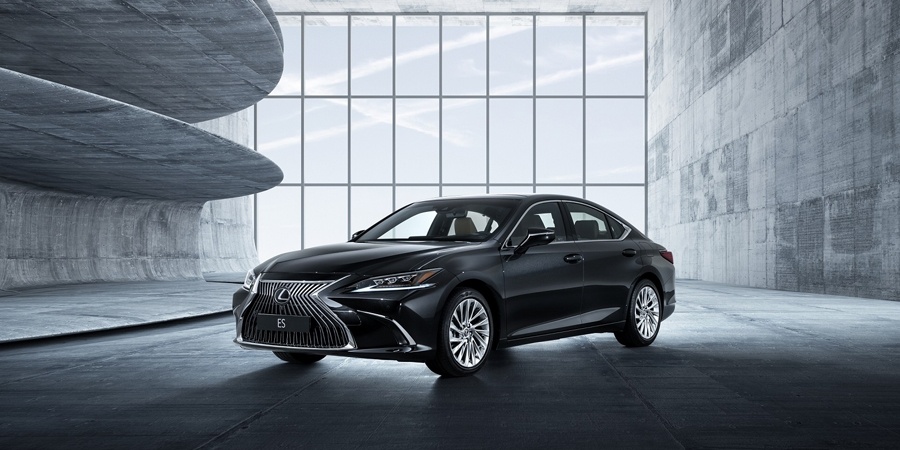 Lexus, lüks ve sportif ES modelini tanıttı