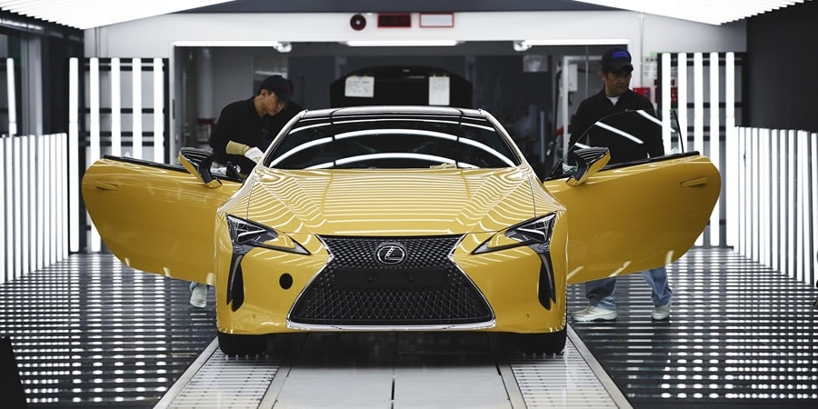 Lexus markasının yeni coupe modeli LC