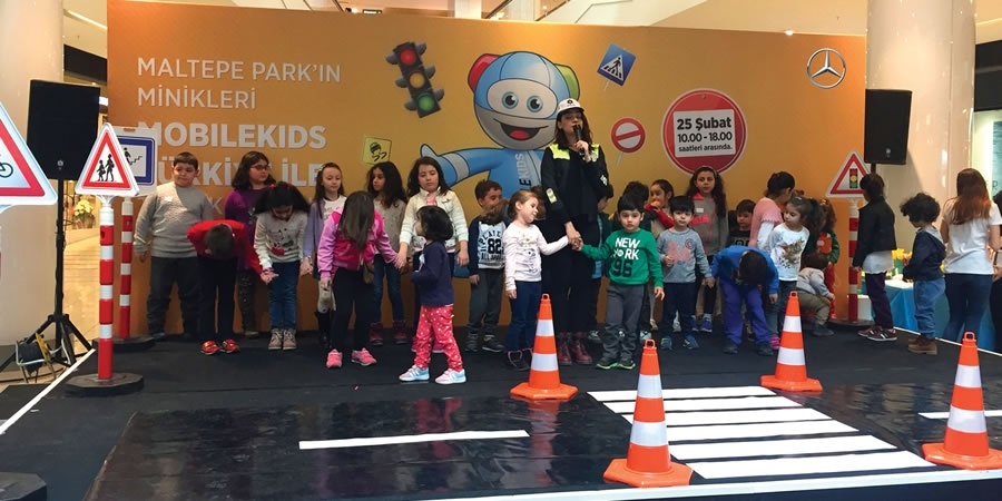 Mercedes-Benz Türk, MobileKids Trafik Eğitim Projesi ile çocuklarla buluştu
