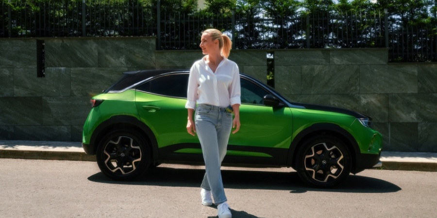 Milli Voleybolcu Gizem Örge ve Opel Mokka birarada