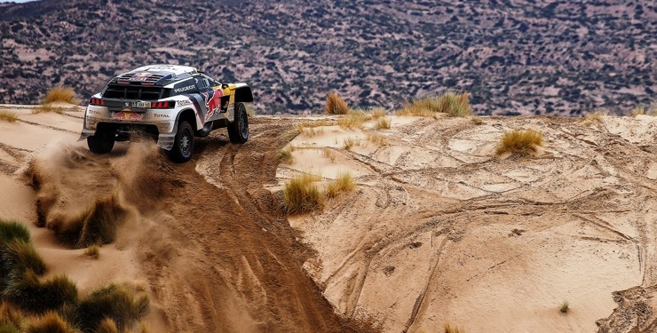 İlk üçte yer alan Peugeot, Dakar’da hız kesmiyor