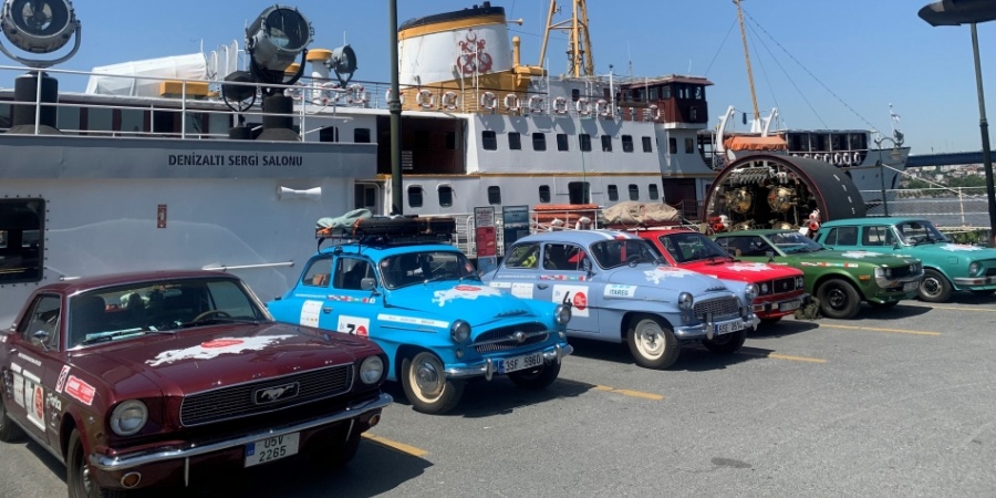 Klasik otomobillerle Prag’dan Osaka’ya 16.000 kilometre