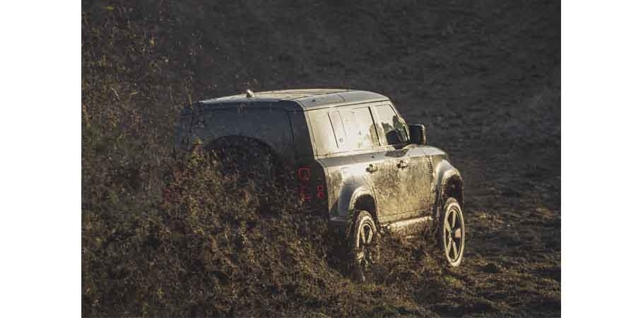 Yeni Land Rover Defender bu kez James Bond'un zorlu testinden geçiyor 