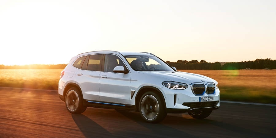 BMW’nin tamamen elektrikli yeni BMW iX3 modeli yollara çıkmaya hazır 
