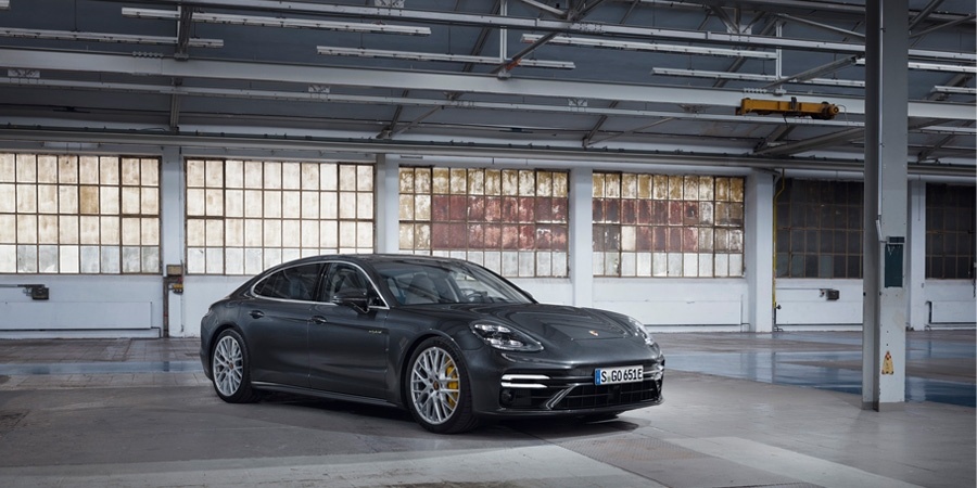 Porsche, 700 PS'ye kadar güç üretebilen yeni Panamera modellerini pazara sunuyor 