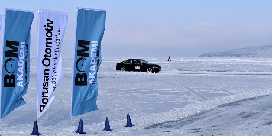Borusan Otomotiv Motorsport Çıldır Gölü üzerinde sürüş eğitimi veriyor 