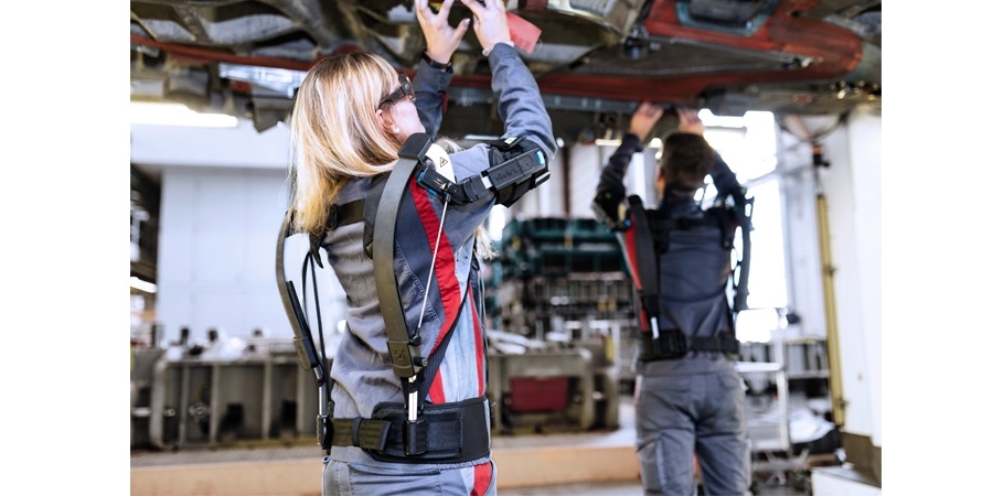 Audi’den iki yeni robotik kıyafet: EXOSKELETON 