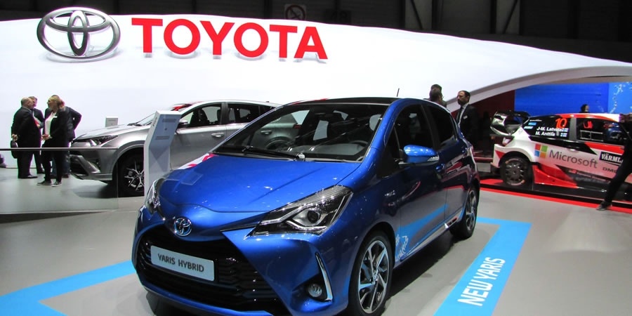 Toyota dan Cenevre de 3 Dunya Promiyeri
