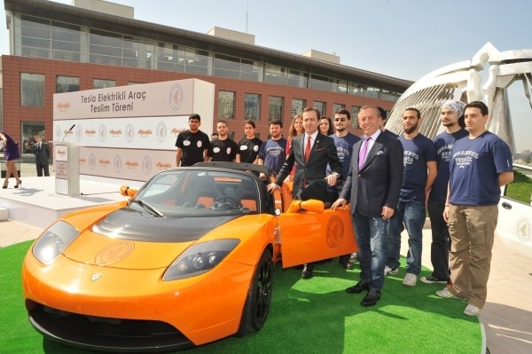 Ali Ağaoğlu Türkiye'nin ilk elektrikli otomobilini İTÜ'ye bağışladı...