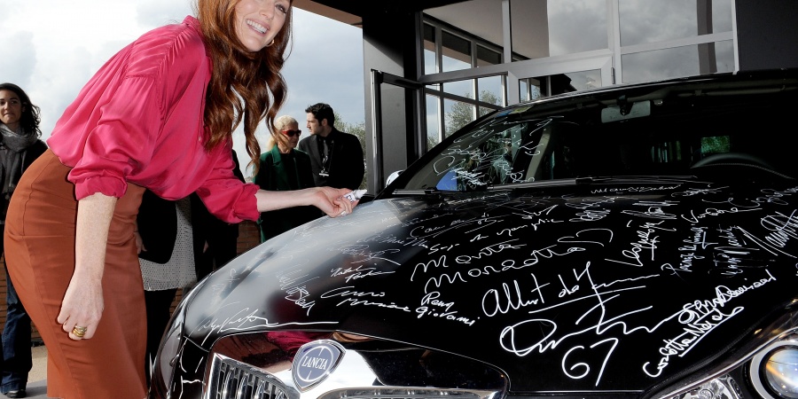 Ünlüler Nelson Mandela Yararına Lancia Delta’yı  İmza Yağmuruna Tuttu!