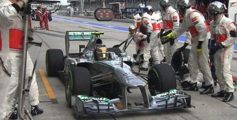 Hamilton Malezya GP'de yanlış pit alanına girdi